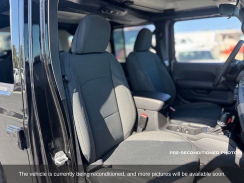 Used 2025 Jeep Wrangler Unlimited Sahara AWD/4WD image 15
