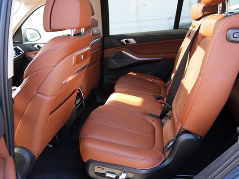 Used 2024 BMW X7 xDrive40i w/ Premium Package image 12