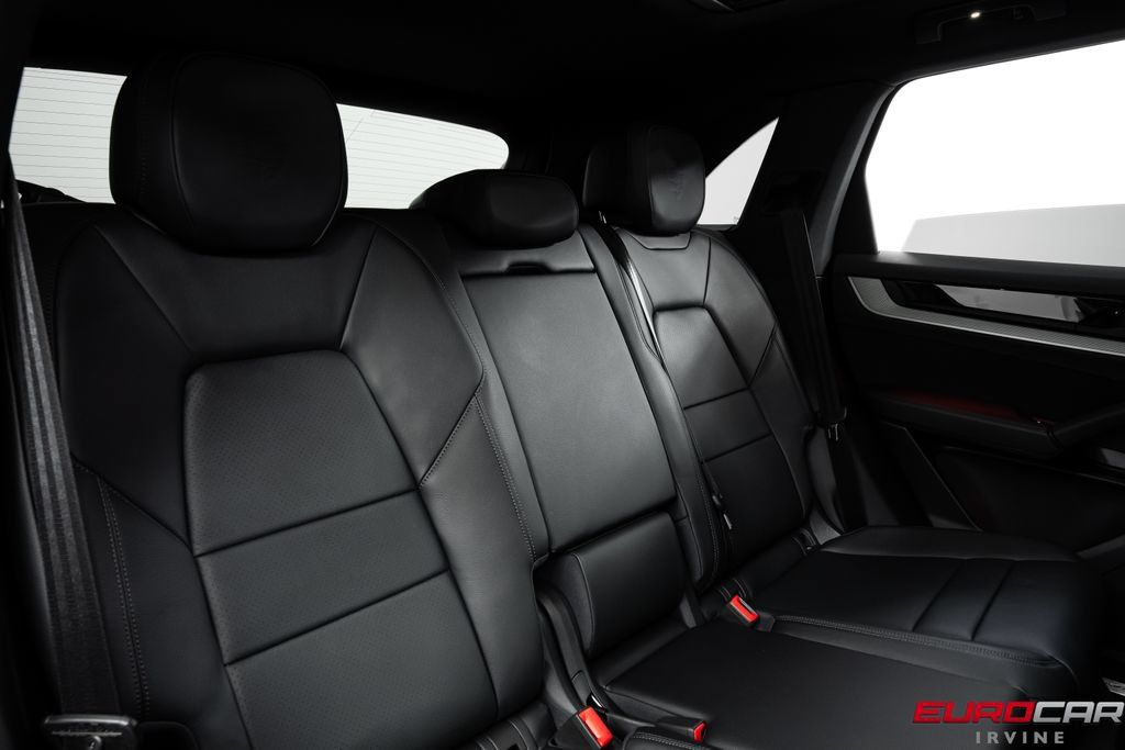 Used 2025 Porsche Cayenne AWD/4WD image 37