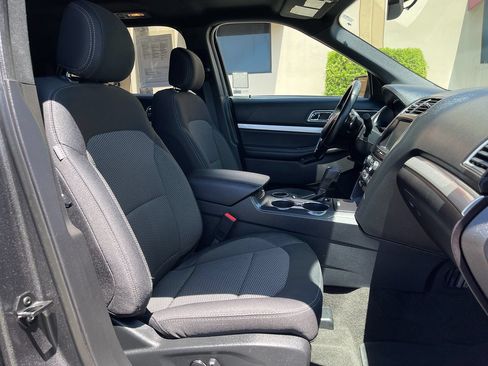 Used 2017 Ford Explorer XLT w/ Equipment Group 201A FWD image 25