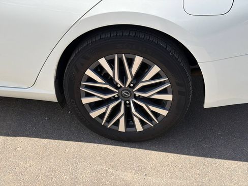 Used 2025 Nissan Altima 2.5 SV FWD image 19