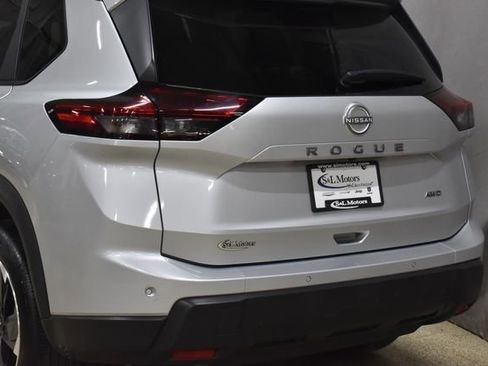 Used 2025 Nissan Rogue SV image 9