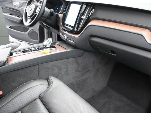 Used 2023 Volvo XC60 B6 Ultimate w/ Climate Package image 27