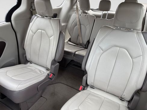 Used 2018 Chrysler Pacifica Touring-L Plus w/ Advanced Safetytec Group FWD image 13