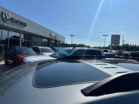 Used 2023 GMC Acadia SLT w/ Elevation Edition AWD/4WD image 4