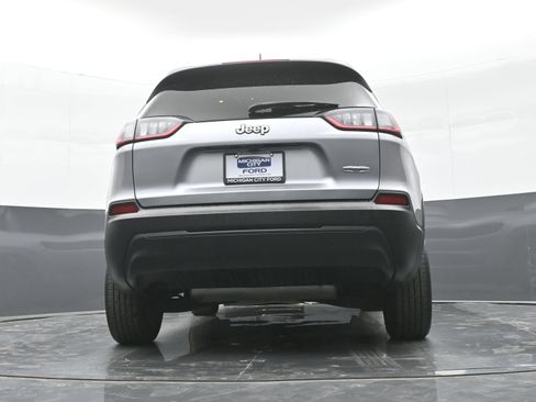 Used 2020 Jeep Cherokee Latitude w/ Cold Weather Group FWD image 38