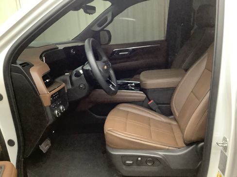 Used 2025 Chevrolet Suburban High Country AWD/4WD image 16