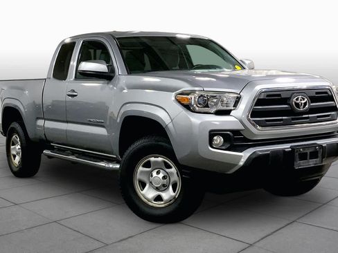 Used 2017 Toyota Tacoma SR5 AWD/4WD image 3