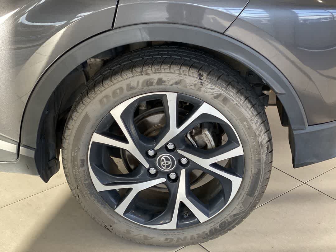 Used 2018 Toyota C-HR XLE FWD image 12
