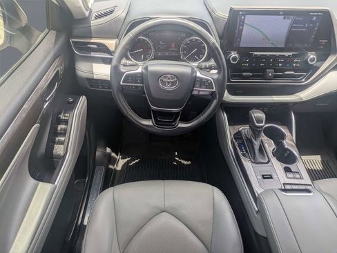 Used 2022 Toyota Highlander Limited FWD image 16