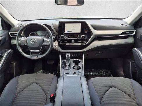 Used 2024 Toyota Highlander LE FWD image 15