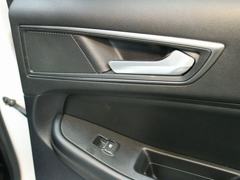 Used 2020 Ford Edge SE image 12