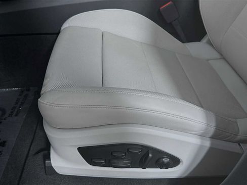 Certified 2025 Porsche Macan 4S Electric AWD/4WD image 12