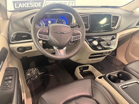 Used 2023 Chrysler Pacifica Touring-L FWD image 25