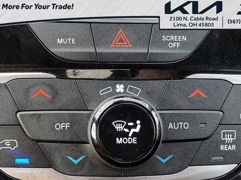 Used 2023 Chrysler Voyager LX FWD image 7