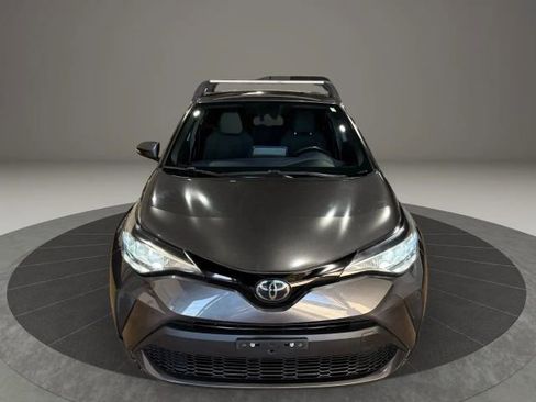 Used 2022 Toyota C-HR XLE image 1