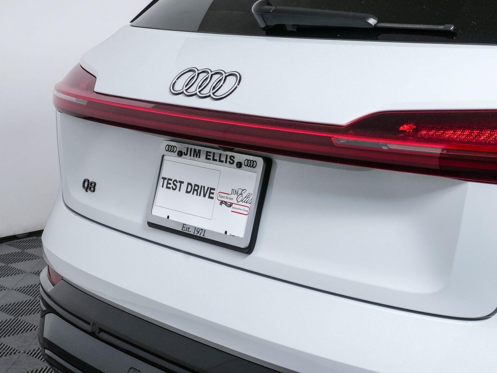 Used 2024 Audi Q8 e-tron Premium Plus w/ Premium Plus Package AWD/4WD image 39
