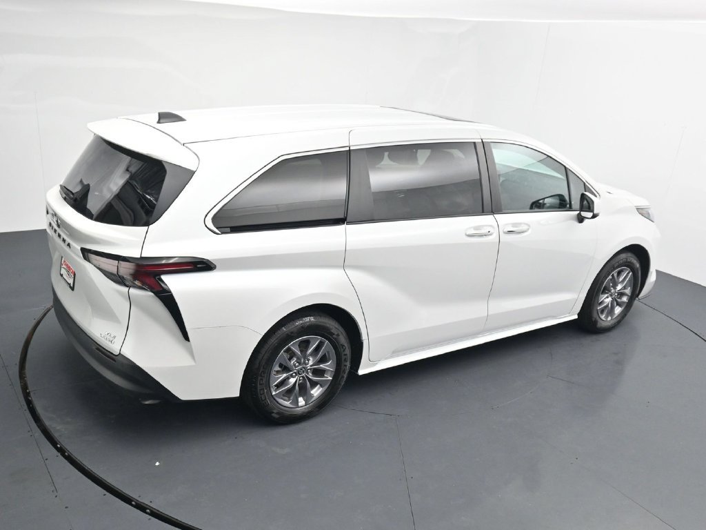 Used 2024 Toyota Sienna XLE FWD image 30
