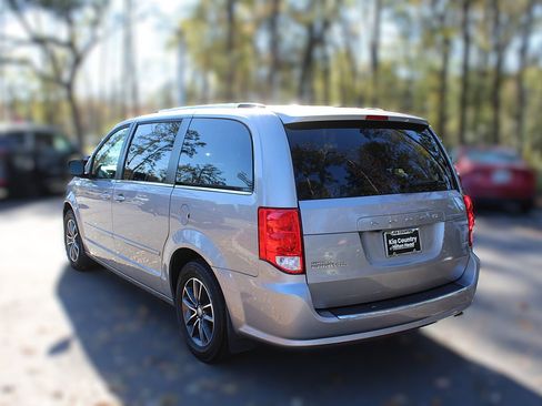 Used 2016 Dodge Grand Caravan SXT image 11
