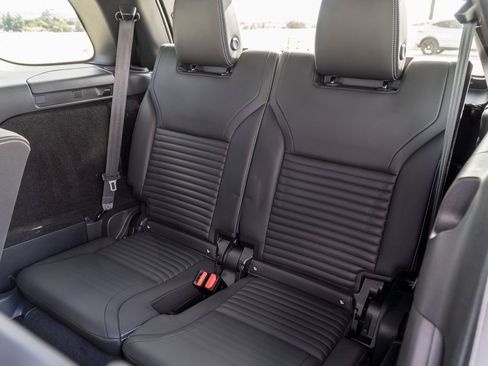 Used 2025 Land Rover Discovery Dynamic SE image 26