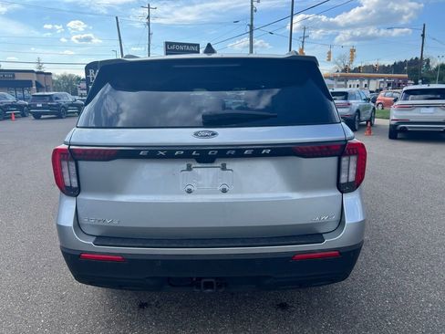 Used 2025 Ford Explorer Active AWD/4WD image 7