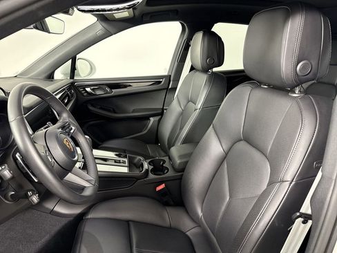 Certified 2025 Porsche Macan image 5
