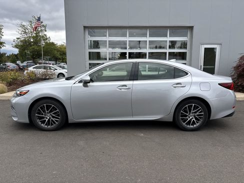 Used 2016 Lexus ES 350 w/ Premium Package w/Wood Trim FWD image 2
