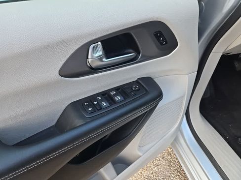 Used 2023 Chrysler Pacifica Touring-L FWD image 9