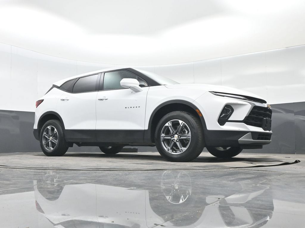 Used 2025 Chevrolet Blazer LT FWD image 32