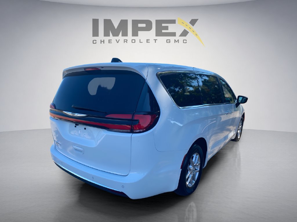 Used 2026 Chrysler Pacifica Select FWD image 5