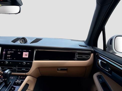 Used 2023 Porsche Macan Turbo image 18