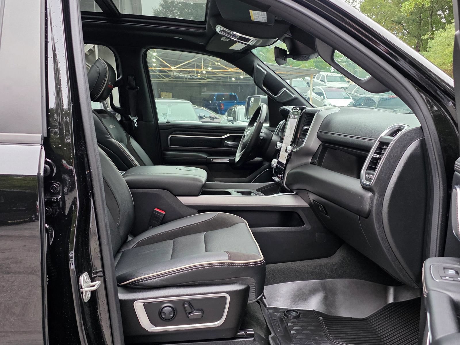 Used 2024 RAM 1500 Laramie AWD/4WD image 36
