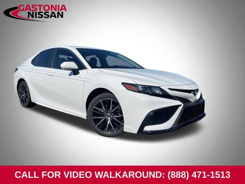 Used 2022 Toyota Camry SE image 1