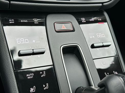 Certified 2025 Porsche Macan AWD/4WD image 24