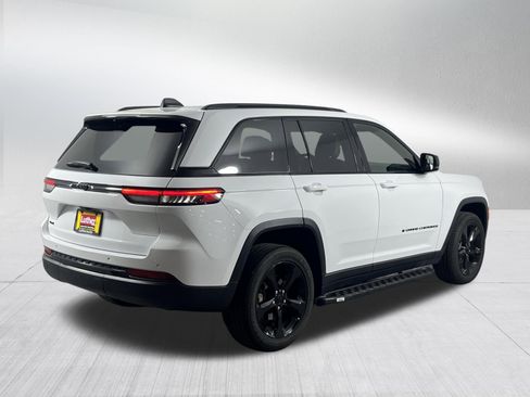 Used 2022 Jeep Grand Cherokee Altitude AWD/4WD image 7