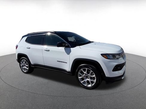 Used 2025 Jeep Compass Limited AWD/4WD image 2