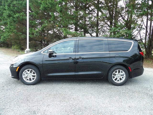 Used 2025 Chrysler Pacifica Select FWD image 2