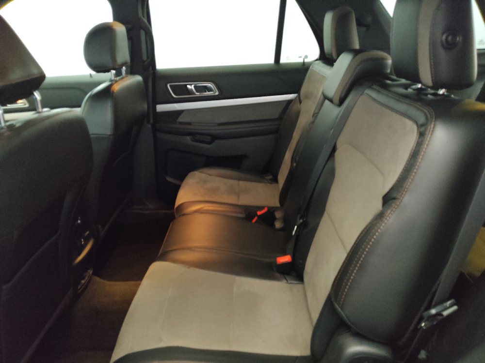 Used 2017 Ford Explorer XLT w/ Equipment Group 202A AWD/4WD image 18