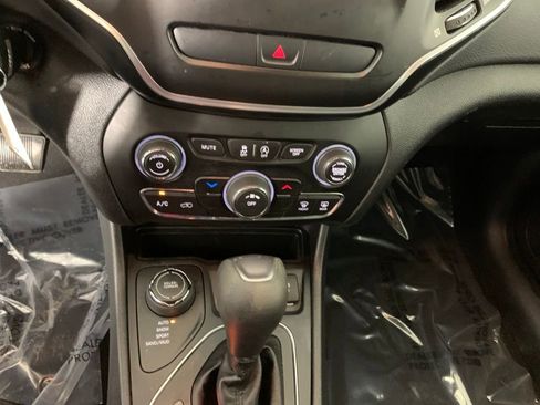 Used 2020 Jeep Cherokee Latitude w/ Cold Weather Group AWD/4WD image 23
