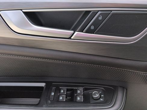 Used 2025 Volkswagen Atlas Cross Sport SE image 15