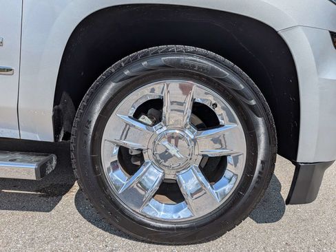 Used 2018 Chevrolet Suburban LT w/ LT Signature Package AWD/4WD image 11