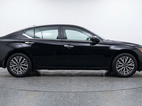 Used 2025 Nissan Altima 2.5 SV FWD image 11