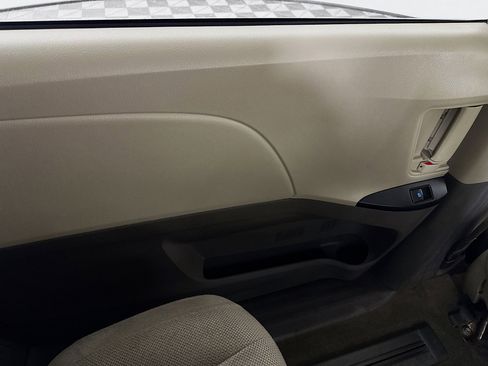 Used 2019 Toyota Sienna L image 24
