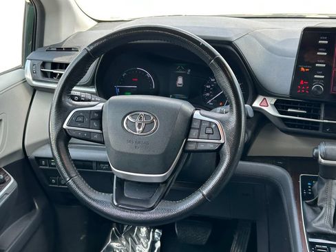 Used 2023 Toyota Sienna XLE FWD image 37