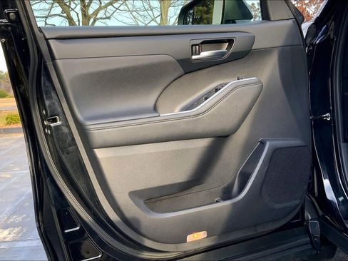 Used 2023 Toyota Highlander XLE image 22