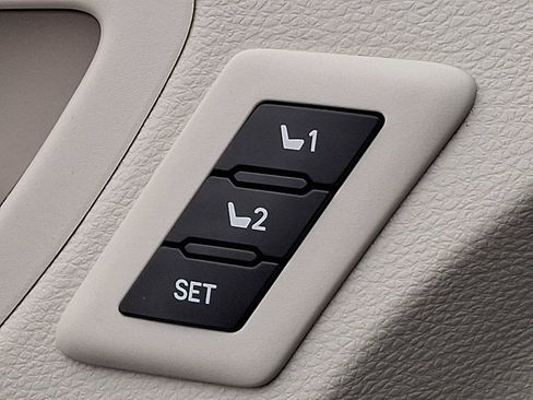 Certified 2021 Toyota Sienna Platinum image 32