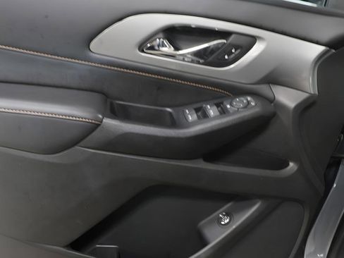 Used 2021 Chevrolet Traverse LT image 21