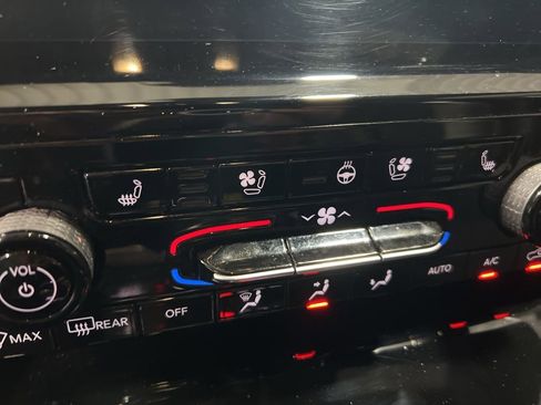 Used 2024 Jeep Grand Cherokee L Limited w/ Luxury Tech Group II image 33