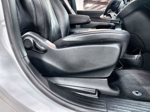 Used 2024 Chrysler Pacifica Select FWD image 28