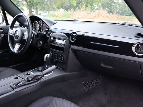 Used 2006 MAZDA MX-5 Miata Sport RWD image 16